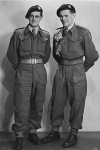 Jaroslav Medlík (vlevo) se svým spolubojovníkem krátce po osvobození Plzně v květnu 1945