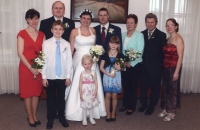 Eva Krupková (třetí zprava) se svojí rodinou na svatbě syna Zdeňka, zcela vlevo dcera Martina, zcela vpravo dcera Kateřina, 2014