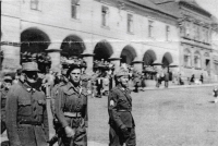 Jaroslav Medlík (uprostřed) na náměstí v Jilemnici během osvobození v květnu 1945