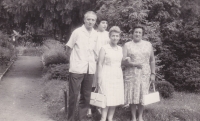 Ella's cousin, Ota Strebinger, next to his wife, Dvora Strebingerová,  next to her Ella Ornsteinová Machová, behind her Alexandra Strnadová. A photo was taken in a botanical garden in Kotlářská Street, Brno, during Otto's visit in 1966 (he had been living in Israel) 

