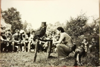Marie Poláková during a lecture on falconry
