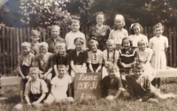 Pamětnice (v horní řadě třetí zprava) na školní fotografii, školní rok 1950–1951