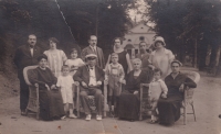 The Nágl family. The eldest in the first row, Jindřiška (Henriette) a Julius, in the second row, with a band on her head, Ella Ornsteinová Machová

