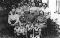 Rodina, uprostřed děda s babičkou Zimovi, na okraji otec a matka Zimovi, 1960