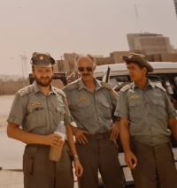 Jan Josef s důstojníky v Kuvajtu, uprostřed, 1991