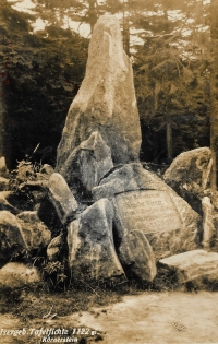 Monument of the German poet Theodor Körner at Smrk on a historical postcard. The monument was destroyed on October 1, 1938 by members of the State Defense Guard while clearing positions from the borderlands after the Munich Agreement was signed.