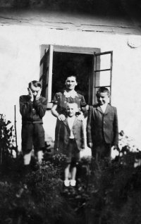 S maminkou a bratry (Josef Kostelecký si zakrývá uši)