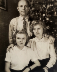Pamětnice (vpravo) se sestrou a tatínkem o Vánocích