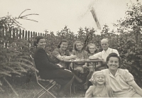 u kamarátky Aleny, zľava Alenina mama, Mária Neugebauerová, Margita, Alena, Alenin otec