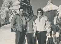 Bohumil Homola s manželkou a dcerou, Sněžka, 1964