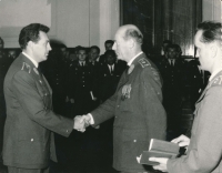 Bohumil Homola při promoci na vojenské letecké akademii, 1964