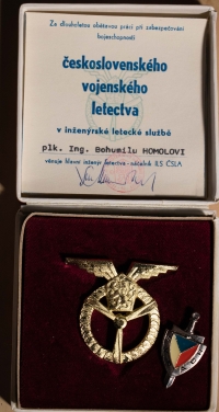 Medal for lifetime work in aviation awarded to Bohumil Homola, 2000