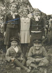 Bohumil Homola with his siblings, 1935