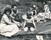 Bohumil Homola s manželkou a dcerou, 1956