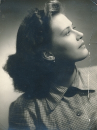 Maturitní foto Hany Landové, rok 1953