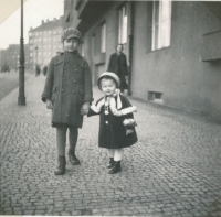 Hana Landová s bratrem Zdeňkem před domem v Tyršově ulici (dnes Žitomírská ulice), kam se rodina přestěhovala, rok 1936