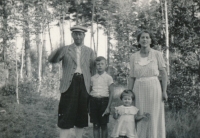Hana Landová with parents on holidays