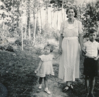 Hana Landová with mother and brother