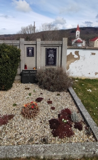 Tombstone at the cemetery in Bílý Potok, which belongs to Rudolf Scholz, who was shot by members of the State Defense Guard on October 1, 1938 in Bílý Potok