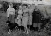 Pamětnice (uprostřed) s babičkou (vpravo) a maminkou (druhá zleva) na rodinné fotografii před domem v Bílém Potoce
