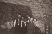 The contemporary witness's father (second from the left) with his parents, his brother Alois, his brother's wife and their friend