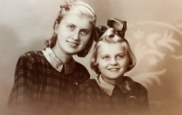 Sisters Erika (on the left) and five years younger Sieglinda