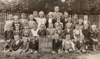 First grade of the Libáň-Psinice elementary school, the contemporary witness in the upper row on the left, below the teacher, school year 1948-1949
