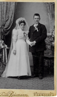 The wedding of the contemporary witness's grandparents Růžena Dlouhá and Franz Janďura on November 4, 1899 in the church in Hejnice