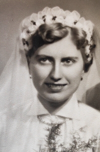 Erika Loudová at the age of 20 in her wedding photo 