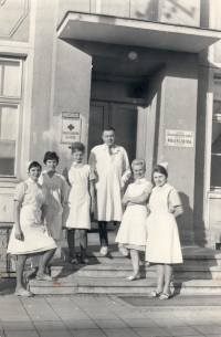 Zdravotní sestra Hedvika Šišková s kolegyněmi a lékařem před Ústavem zdraví (dnešní poliklinika) v Holešově, nedatováno
