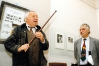 Richard Pogoda na výstavě koláží Miroslava Horníčka, květen 1997