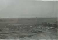Temelínec po likvidaci staveb a úpravách terénu pro stavbu JETE, statek Kolářových se nacházel v prostoru stavebních buněk, 1983
