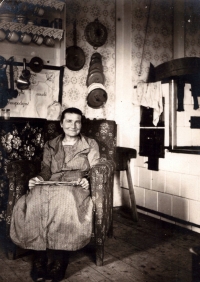 Babička Anna Pravdová v malenickém mlýně