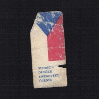 Československá vlaječka, kterou nosil Miroslav Čuban v době vpádu vojsk Varšavské smlouvy na klopě saka