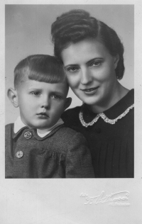 Miroslav Čuban s matkou Hanou v roce 1939