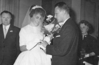 Svatební fotka Miroslava Čubana s manželkou Ludmilou, roz. Šulcovou, na zámku v Benátkách nad Jizerou 19. dubna 1962
