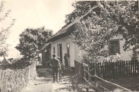 Dům v Omelanštině na Volyni, kde bydleli Polívkovi, při návštěvě v roce 1967