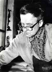 Otec Vlasty Matoušové akademický malíř Dalibor Matouš při tisku grafiky v 70. letech