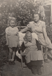 Hana Páníková in 1947 with her mother and grandmother