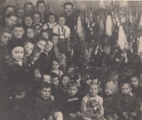 Hana Páníková at a school show (on the left in black cap) in 1948