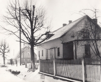 The house in Schnellau (Slané) where Renata Hillmannová lived with her sister, parents and paternal grandparents, 1945