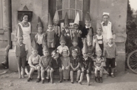 Renata Hillmannová (sitting in the bottom row, third from the right) in the kindergarten in Schnellau (Slané)