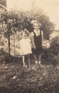 Renata Hillmannová (on the right) with her sistere Irmgard in the garden of their house in Schnellau (Slané) before the Second World War