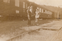 Maminka Marie Hoffmannová a sestra Irmgard doprovázejí tatínka na vlak do Dessau, kde pracoval