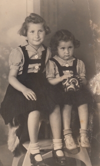Renata Hillmannová at the age of about six with her sister Irmgard in Čermná