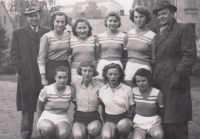 Renata Hillmannová (third from the left in the back) with her handball team, 1950