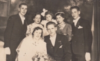 Renata Hillmannová at the age of six (with a bow) at the wedding of her mother's sister Marta, on the left is her mother's brother Vincenc