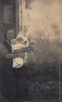 Albert Iser as a baby with his mother, 1946