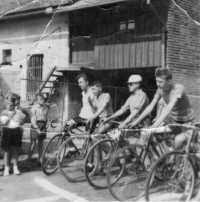 Pamětník (v čepici) na startu prvního cyklistického závodu v Holých Vrších, který se pořádal v roce 1952
