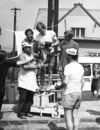 Závody na Holých Vrších se konaly po šedesát let, Ladislav Kubín jako pořadatel stojí v popředí vpravo